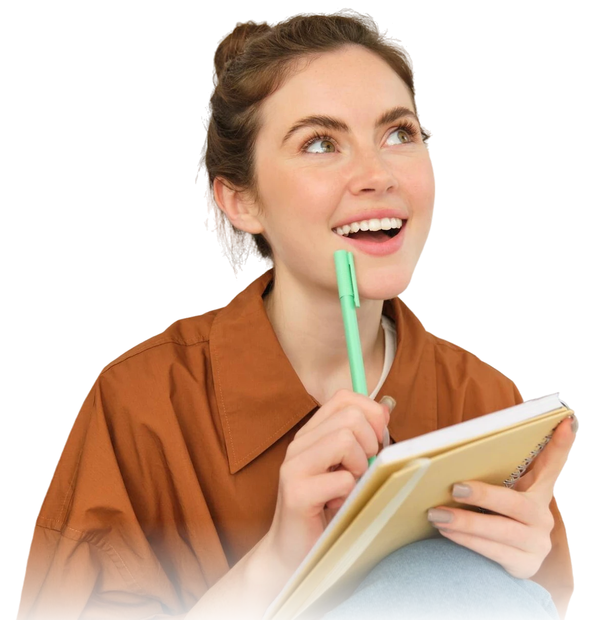 Lächelnde Frau mit einem Stift und einem Buch